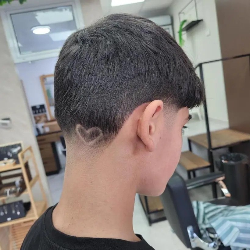 תספורת עם לב חרוט בעורף